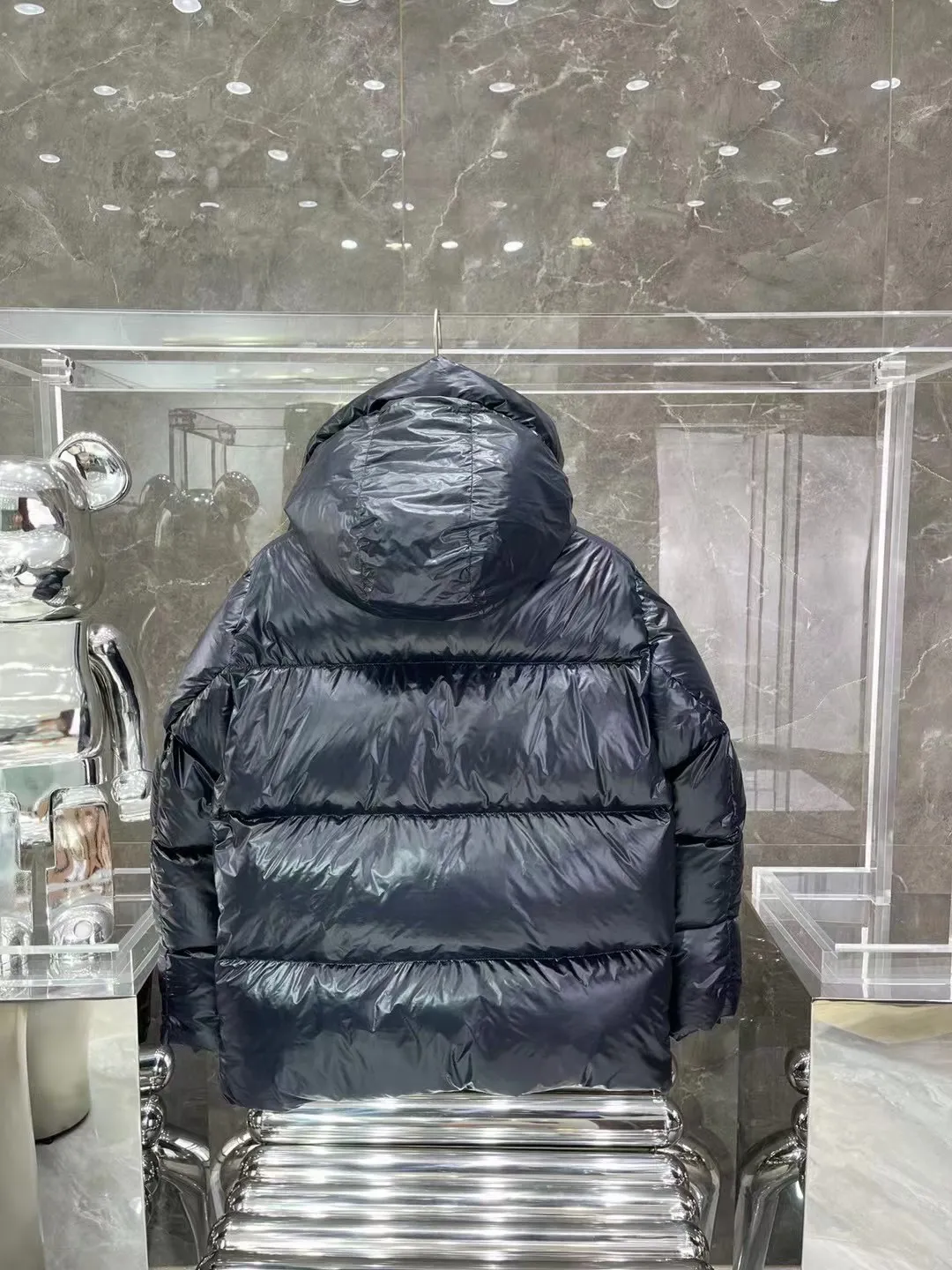 P860 Canada Goose/Canada Goose 2022 limited new Crofton puff down jacket top version (exclusive to the entire network)‼ ️ ‼ ️Top version, ceiling level‼ ️ Crofton soft bread, the latest style in 2022, with cold protection effect up to level 4, made of recycled Feather-Light tear-resistant fabric, ultra-light, and no weight on the upper body at all! The unique black label highlights your temperament‼ ️ Canada Goose, a Canadian brand, has always been recognized as the warmest down jacket. Various Instagram celebrities, Internet celebrities, and celebrities often wear it for street photos. I do Canada Goose every year, but I still can’t get rid of my love for the geese. No matter how cold the weather is, there is no need to be afraid, because there are geese! Filled with 90% white duck down, Canada Goose is the legendary warmest down jacket and is known as a must-have for Arctic outdoor sports! The most popular down jacket in the world, celebrities are rushing to buy it, it is a must-have!   Same style for men and women Size: S~XXL Ready in stock